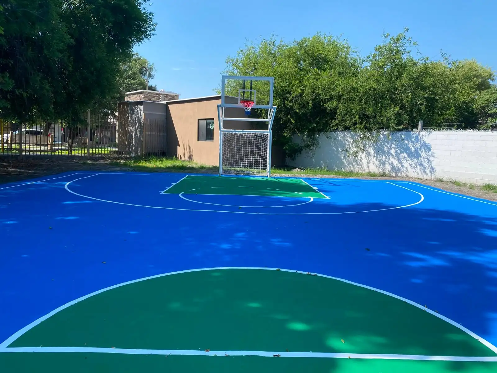 Cancha deportiva pintada en azul y verde